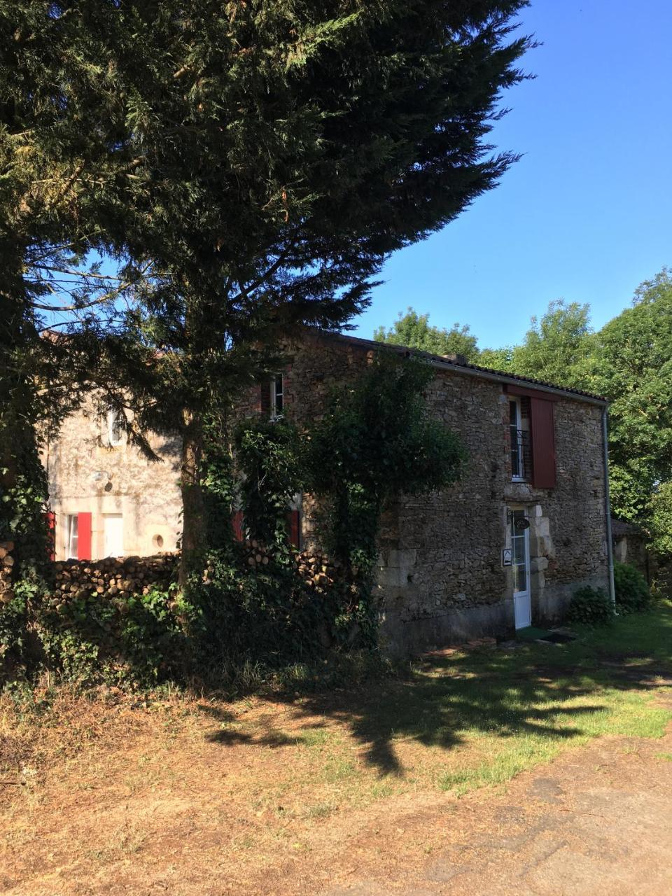 Hotel Gite Le Puy Rabasteau Chantonnay Exterior foto